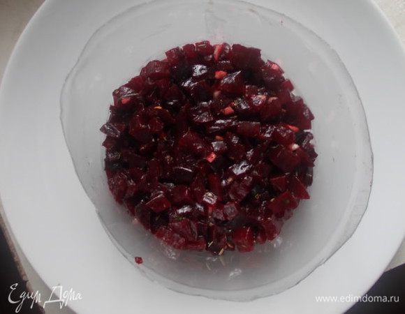 Выкладываем наш салат слоями. Я использую обрезанную 2-х литровую пластиковую бутылку вместо кольца. Первый слой идет свекла.