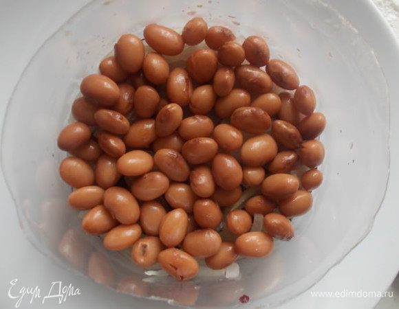 Затем слой фасоли.