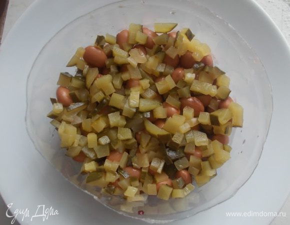 Слой мелко-порезанных огурчиков.