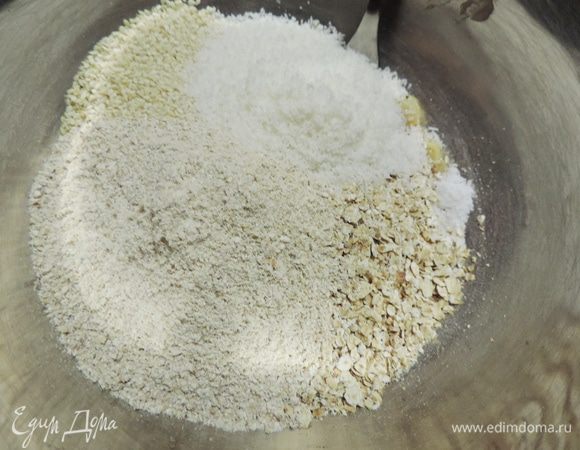 К банановой кашице добавляем хлопья (целые и измельченные), кунжут, кокосовую стружку, сахар и соль.