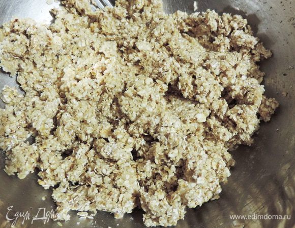 Вливаем молоко, вымешиваем до однородности. Тесто получается очень густым, к рукам почти не липнет.