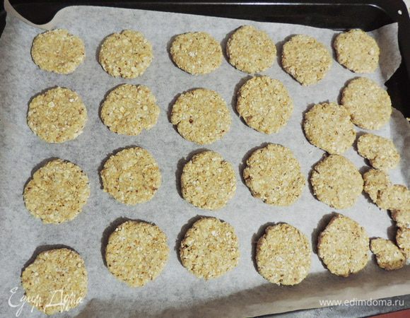 Смачивая руки холодной водой, лепим небольшие печенюшки. У меня из данного количества получилось 24 шт. Если тесто вышло жидковатым, можно просто выкладывать печенье чайной ложкой и выкладывать на лист с пергаментом.