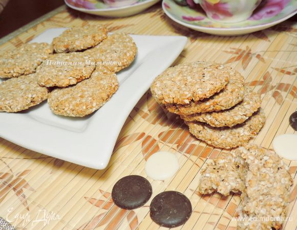 Выпекаем печенье в разогретой до 200C духовке 15-20 минут. Хотите более мягкое печенье, держите в его духовке примерно 15 минут, хотите печенье посуше - примерно 20 минут до легкого зарумянивания.