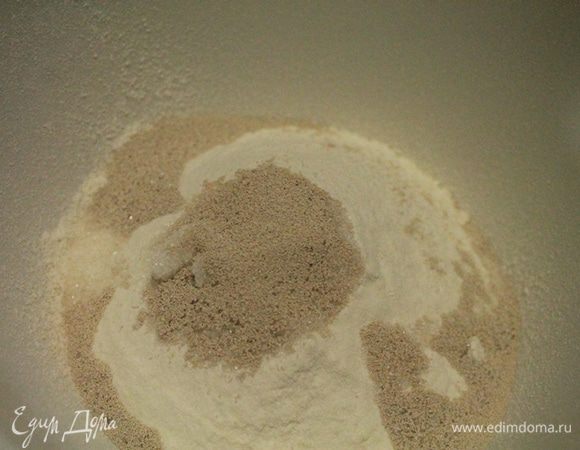 Смешать муку, дрожжи и сахар.