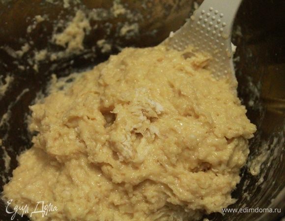 В миску с мукой влить молоко, добавить взбитые яйца и вымесить до гладкости.
На этом этапе я отправила тесто в хлебопечь и включила программу "Тесто". В течение 8 минут тесто вымешивалось.