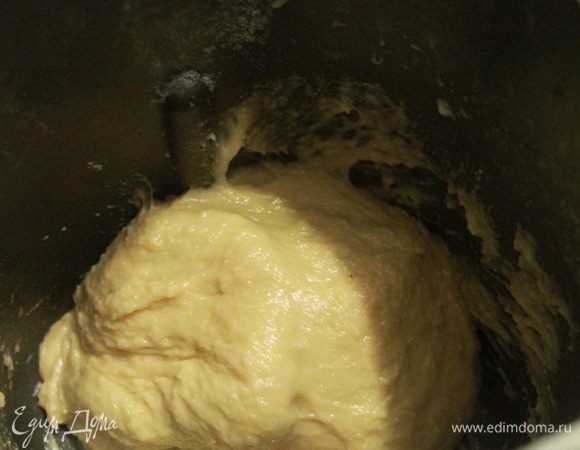 Затем добавляем размягченное сливочное масло и вымешиваем еще 10 минут.
Тесто в итоге должно стать очень мягким, но не липким. Я добавила еще 2 столовые ложки с горкой муки (мука у всех разная, поэтому смотрите сами).