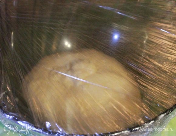 Затем перекладываем тесто в миску и затягиваем пленкой. Оставить тесто на 1 час при комнатной температуре. Тесто должно увеличиться в объеме в два (или чуть больше) раза.