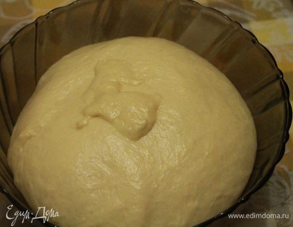 Через час тесто обмять, затянуть пленкой и убрать в холодильник на ночь. Тесто должно стоять в холодильнике 10-12 часов.
Поэтому я начала готовить с вечера.