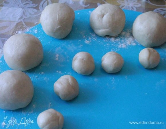 Тесто разделить на 6 частей. Из пяти сделать круглые булочки и в каждой в центре сделать не большое отверстие.