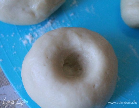 Из последней части теста также сделать пять маленьких булочек. Из каждой маленькой булочки сделать "головастика".