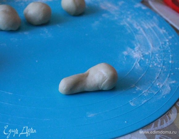 В большую булочку в центр вставить этого головастика, уложить в форму и хорошенько соединить "головастика" с булочкой. Чем ровнее вы вставите "головастика" в булочку, тем красивее будет ваша бриошь.