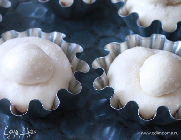 За это время наши бриоши должны вырасти в два раза. Переставить формы на противень, аккуратно смазать бриоши белком и присыпать сахаром.