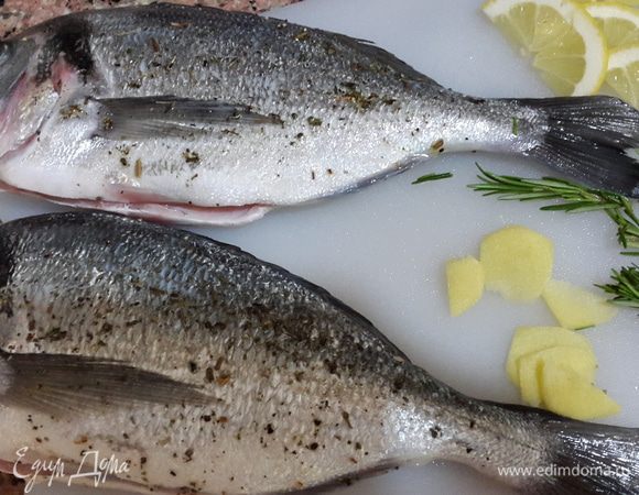 Рыбу мне почистили в рыбной лавке, поэтому я просто еще раз ополоснула её, обсушила, натерла солью, свежемолотым черным перцем и сушеным базиликом. Сбрызнула оливковым маслом и лимонным соком.

Для каждой рыбки я нарезала по две тоненькие дольки лимона и по три дольки имбиря.

Веточки розмарина разрезала на 2 части.