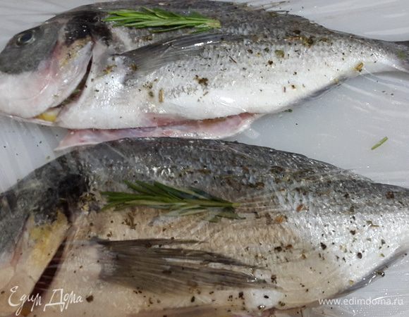 Накрыла всю эту красоту пищевой пленкой и дала постоять примерно 10 минут. В это время замочила тарелочки в холодной воде, чтобы они напитались влагой.