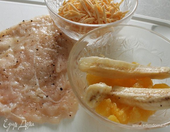 Апельсин разделить на дольки, удалить пленочки, нарезать кусочками. Банан разрезать пополам и затем на четыре части, можно и на половинки, если он не очень крупный. Сыр натереть на крупной терке. У меня был в наличии сыр гауда.