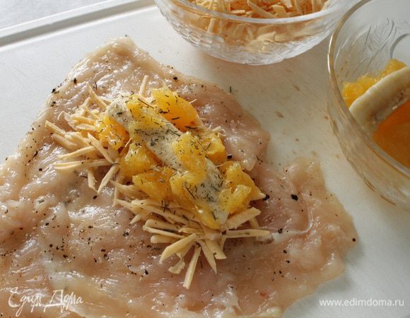 На отбитый кусок филе выкладываем сначала сыр, затем полоску банана и кусочки апельсина, немного сухого тимьяна.