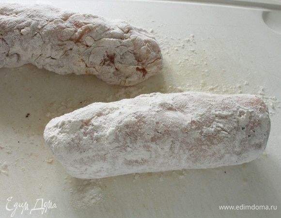 Хорошо обвалять рулетики в муке и дать ей немного впитаться, буквально одну минуту.