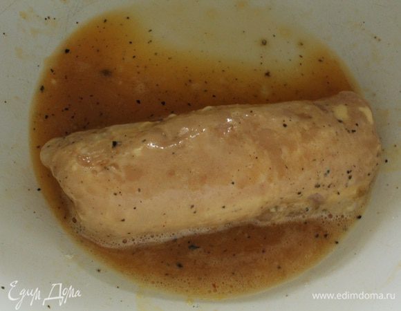 В отдельной посуде взбить яйцо с одной столовой ложкой апельсинового сока и небольшим количеством соли и перца. Окунуть каждый рулетик в эту смесь и затем обвалять в панировочных сухарях. Я покупаю сухари со специями, у них цвет и вкус лучше.