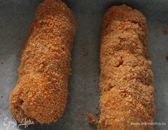 Выкладываем рулетики в форму для запекания, выстланную пергаментом. Запекаем в предварительно нагретой духовке при 200С 35 минут. Подаем с салатом или любимым гарниром и каким-нибудь кисло-сладким соусом. Приятного вам аппетита!