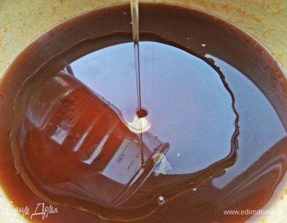 Сок, вернее остатки, у меня тёмный, потому что натуральный, не осветлённый, из местных яблочек, делает одно хозяйство и мы берём по 5 литров коробку и вот остатки с мякотью обычно никто не хочет пить, а в тесто это даже лучше! Вливаем в сок масло без запаха. 