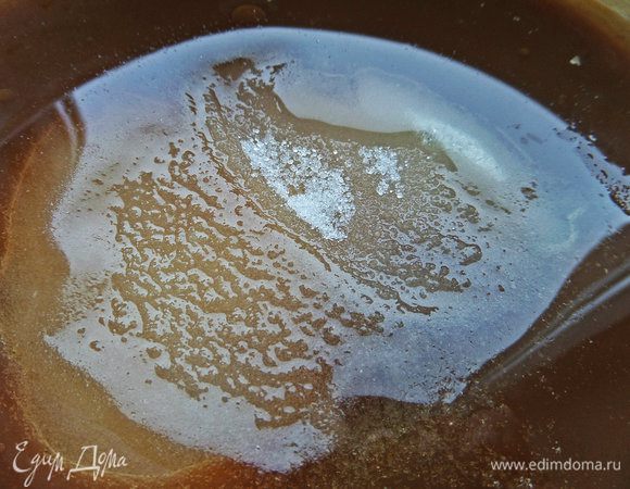 Размешиваем сахар или пудру. Я добавила 50 г, так как сок был довольно сладкий. Если же брать сироп от ананаса, то сахар и вовсе не понадобится.