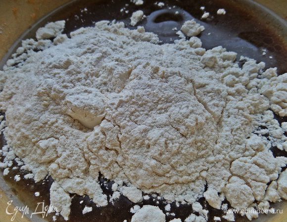 Всыпаем муку с разрыхлителем.