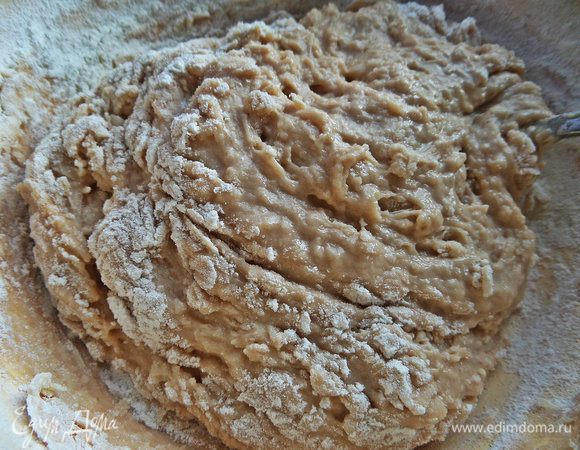 Тесто легко замешивается, мягкое и ароматное.