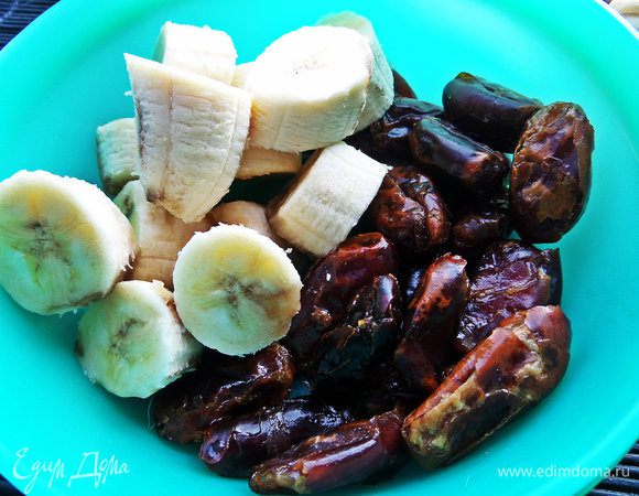 Начинку придумала сама, промыла финики, нарезала бананы на крупные кружки.