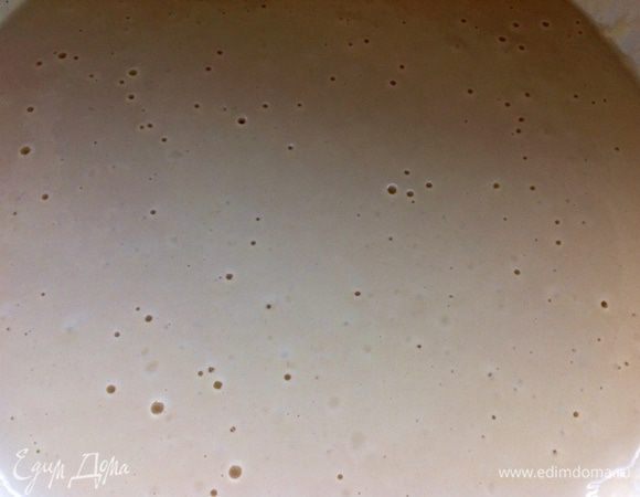 Через 15 мин, добавляем туда 1 чайную ложку соли, 3 ст ложки растительного масла и ПОСТЕПЕННО просеянную муку 3 стакана. Снова накрываем полотенцем и в теплое, тихое место на 30 мин.
Через 30 мин тесто будет выглядеть как на фото, с дырочками воздуха. 