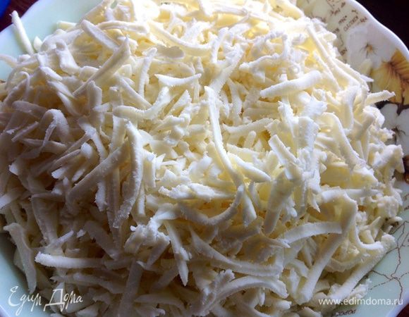 Сулугуни трем на крупной терке.