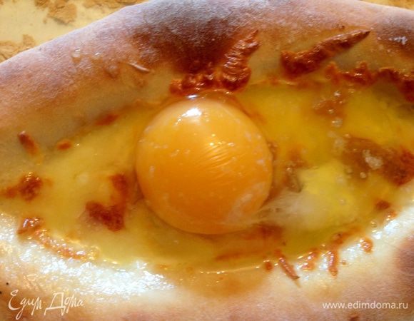 Сюда же вбиваем сырое яйцо, солим его и в снова в духовку на 2-3 мин.
