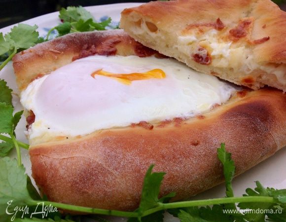 Результат должен быть такой: белок прихватился, а желток под пленкой жидкий как на фото. Этот вид хачапури кушают только горячим, прямо из духовки, отламывая кусочек хачапури и макая его в жидкий желток. Вместе с хачапури обязательно кушают свежую кинзу и петрушку.
Это ОЧЕНЬ вкусно ! :-)
Надеюсь, мой рецепт кому то пригодится и вы меня вспомните ласковым, добрым словом :-)
Приятного аппетита! :-)