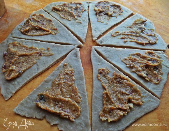 Намазываем по ложечке начинки на каждую дольку.