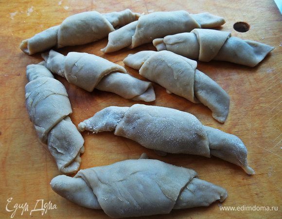 Сворачиваем плотным рогаликом, кончик прячем вниз.