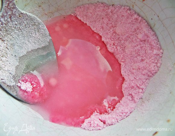 Теперь встал вопрос, чем смазать верх, ведь желток нельзя. И тут вспомнила, что где-то читала, что выпечку можно смазывать крахмалом с водой. Взяла сухой клюквенный кисель и развела немного водой.