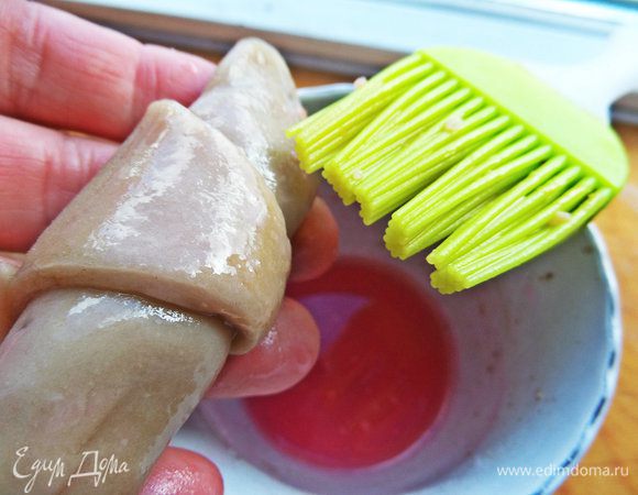 Таким клейстером смазываем кисточкой верх рогаликов.