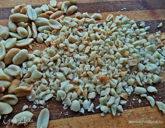Для присыпки порубила ножом арахис.