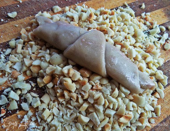 И обмакнула в него смазанный рогалик, прижала.