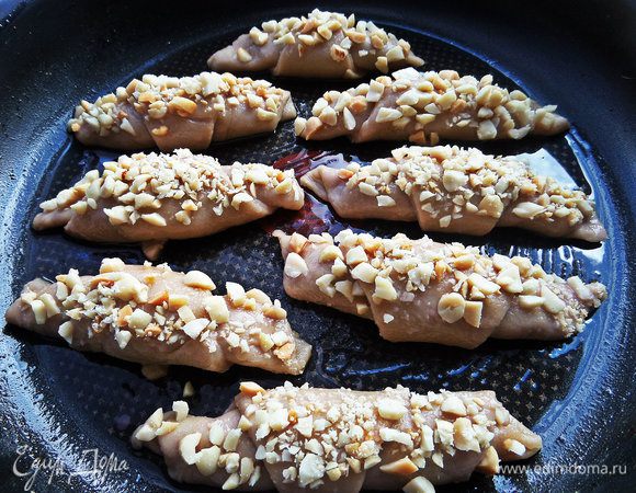 Смазываем тефлоновую форму опять маслом без запаха и выкладываем рогалики.