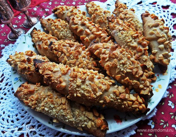 Вначале они мягкие, но потом остывают и становятся рассыпчатыми. И ещё - их получается много!