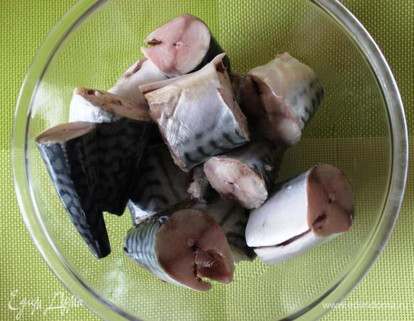 Для начала нам нужно очистить рыбку. Лучше это сделать, пока она еще подмороженная. Срезаем все лишнее с поверхности, удаляем внутренности, моем и разрезаем рыбу на порционные кусочки.
Это все можно сделать заранее, а можно и пока закипает вода.