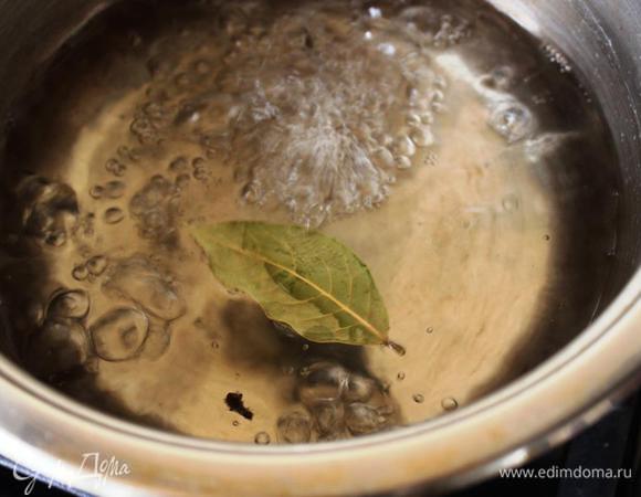 В закипевшую воду бросаем по столовой ложке соли и сахара, лавровый лист, перец и гвоздику.