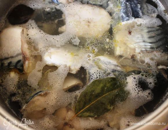 Закладываем нашу рыбку и варим ее без крышки после закипания на минимальном огне 10 минут. Не более.