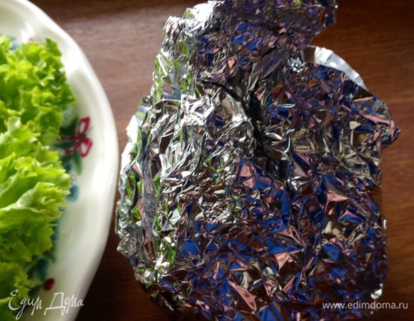 Среднюю свеклу спекли как на фото в фольге в двух слоях 1,5 часа в духовке.