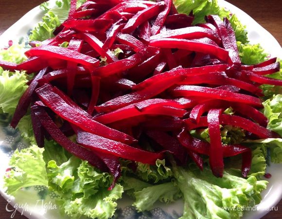 Сверху листьев салат выкладываем порезанную соломкой свеклу.