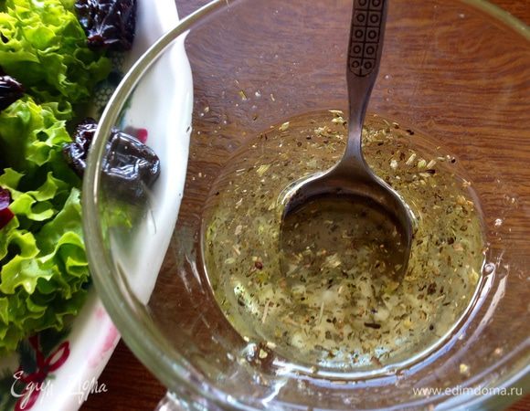 Поверх свеклы промытый сладкий чернослив без косточки и свежая петрушка
заправка для салата: оливковое масло+ чеснок+ соль+сок лимона+итальянские травки.
Поливаем этой заправкой салат и немного посыпаем кунжутом.
Салат готов! :-)
Приятного аппетита :-)