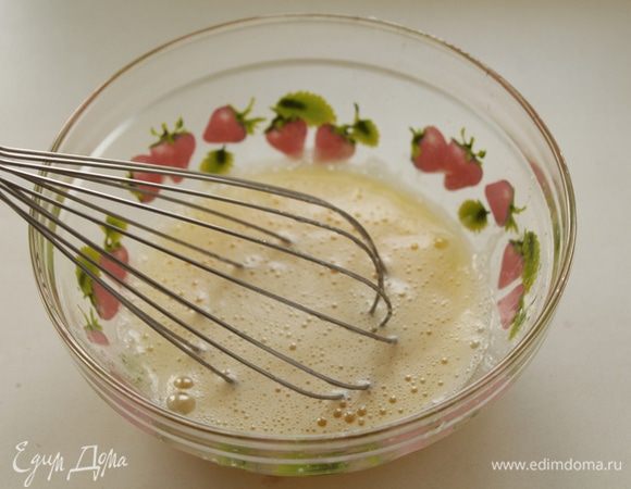 Яйца (2 шт) взбить венчиком  с 50 гр сахара.