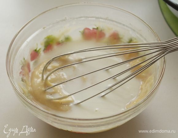  Добавить 120 гр муки, перемешать и залить доведенным до кипения молоком. 