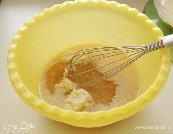 Оставшиеся яйца растереть с сахаром, добавить растопленные маргарин и масло, сметану.