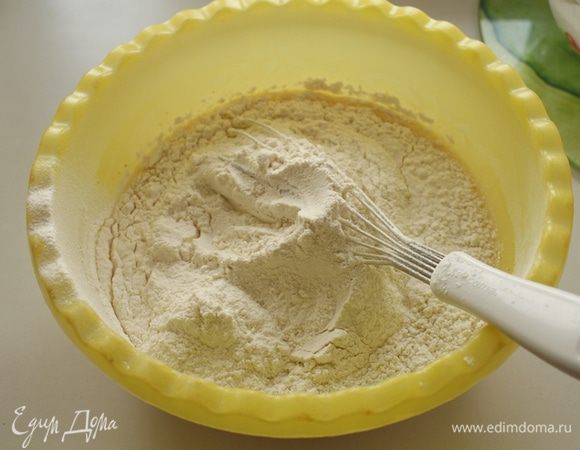 Также добавить просеянную муку (600 гр), дрожжи, соль, ванильный сахар и коньяк. 